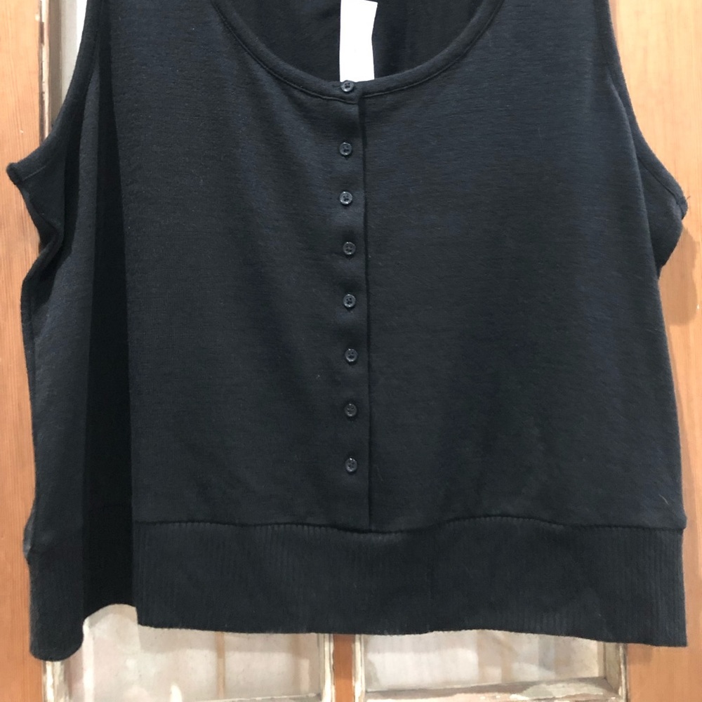 GAP XL women sleeveless button-front sweater tank. 48% poly 48% rayon 4% spandex